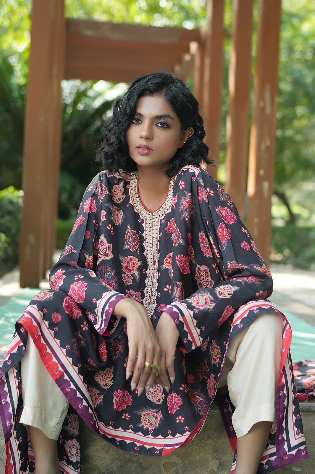 BLACK CHINTZ RANI CAPE