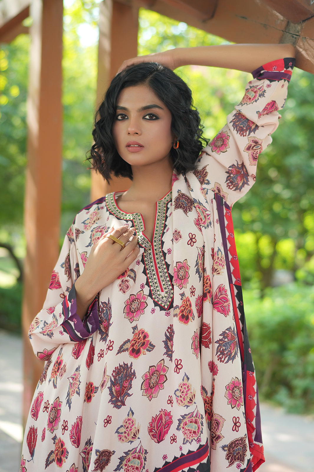 IVORY CHINTZ RANI CAPE