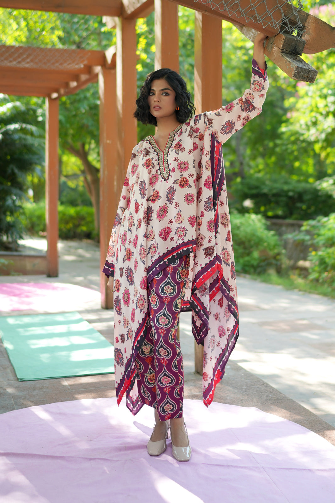 IVORY CHINTZ RANI CAPE